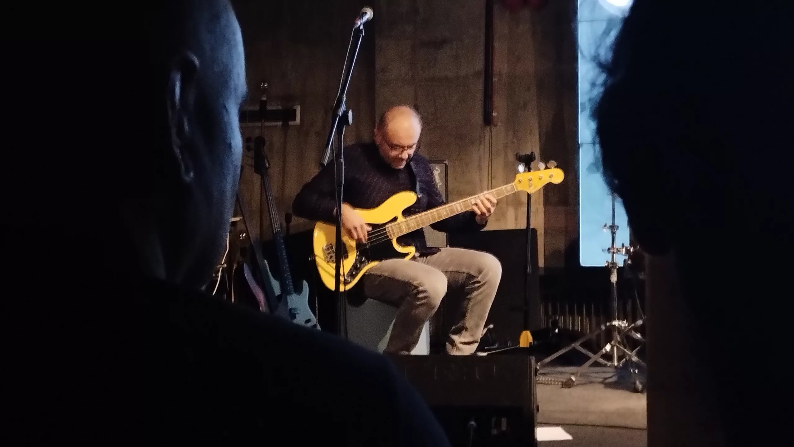 Free Men in the Band - Maciej Szczudło grający na gitarze basowej. Festiwal Jazz w Piwnicach