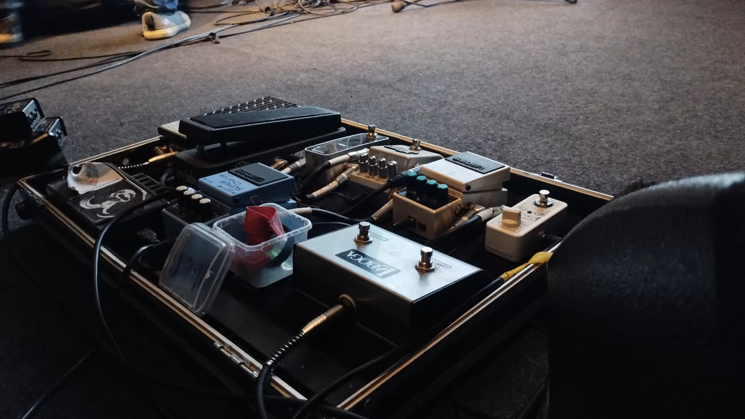 Pedalboard Matusza Bobra - gitarzysty zespołu Kraina Przyjemności. Festiwal Jazz w Piwnicach