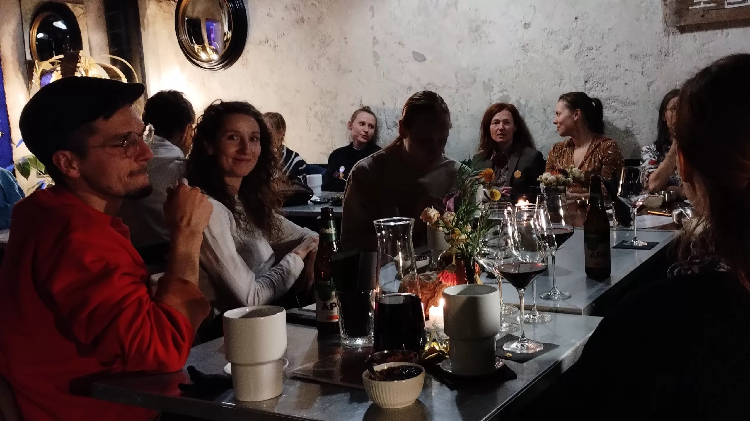 Obsada, organiatorzy festiwalu oraz widzowie podczas dyskusji po spektaklu