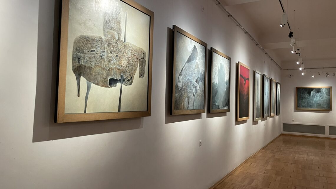 Obrazek ma przedstawić obrazy artysty na wystawie w BWA.