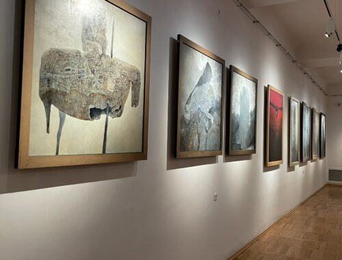 Obrazek ma przedstawić obrazy artysty na wystawie w BWA.