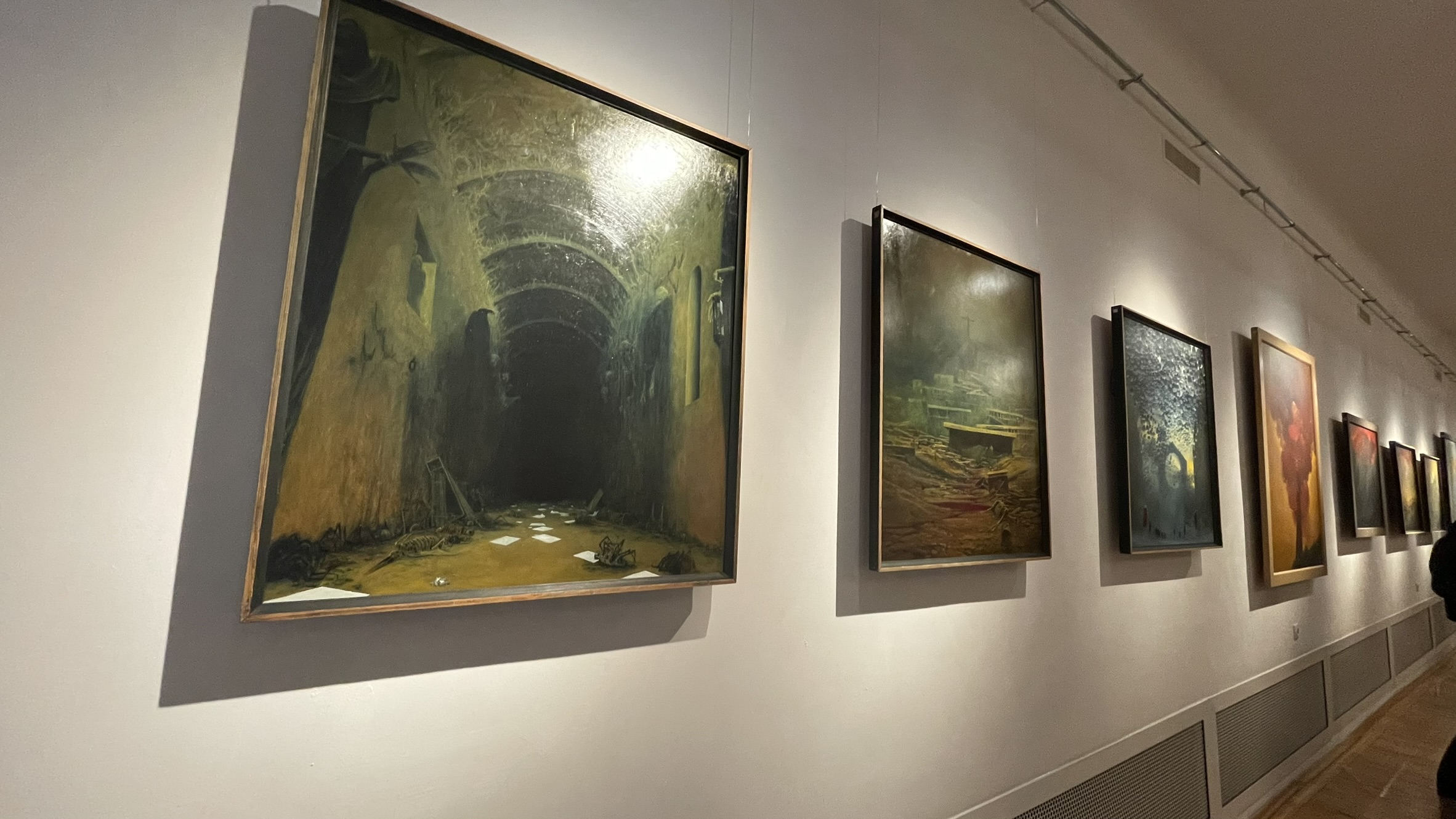 Obrazek ma przedstawiać obrazy artysty na wystawie w BWA.