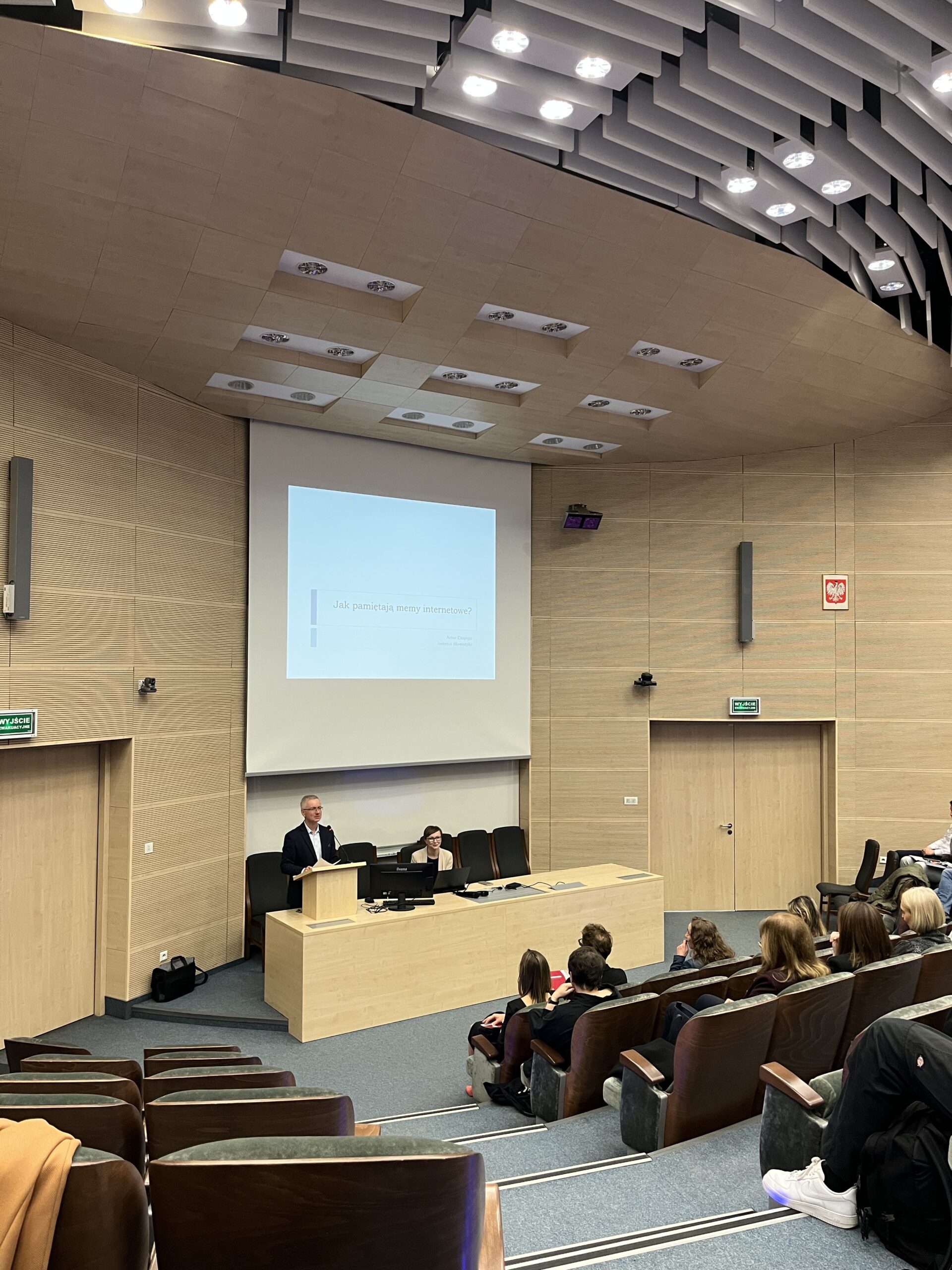 Wykład "O pamięci grupowej zapisanej w memach internetowych"