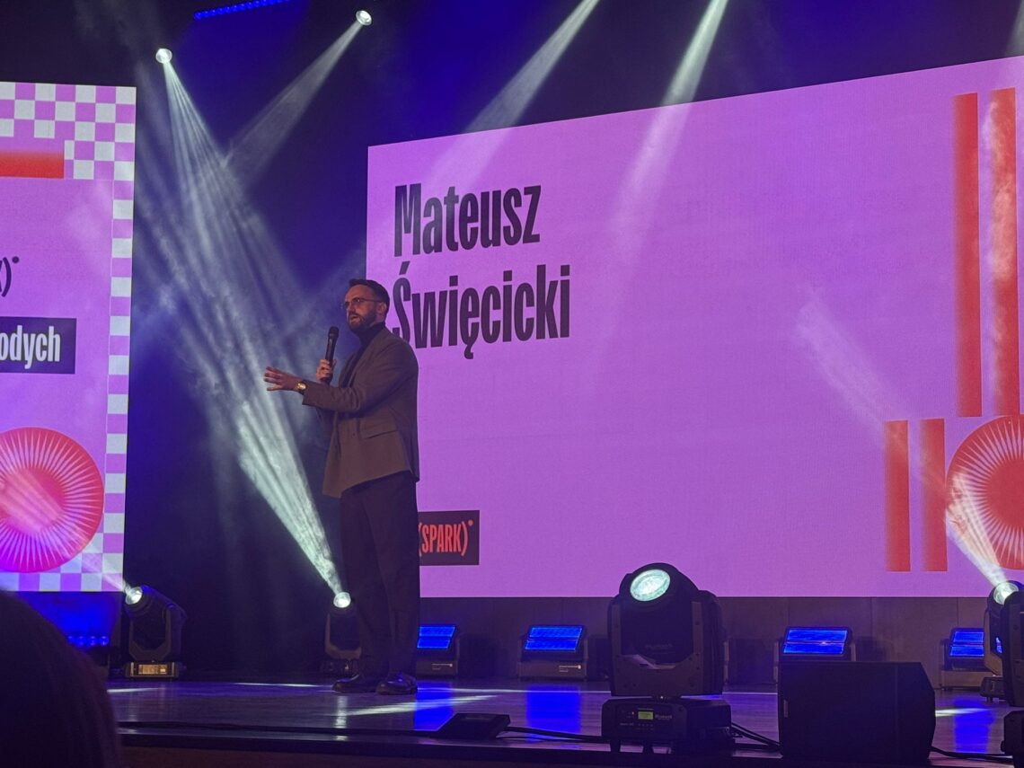 Mateusz Święcicki na scenie