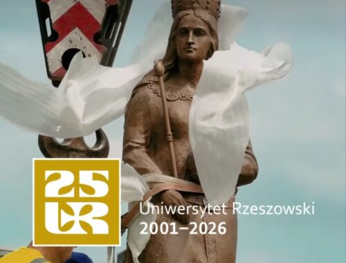 Fotografia przedstawia prace przy odsłanianiu pomnika Św. Królowej Jadwigi