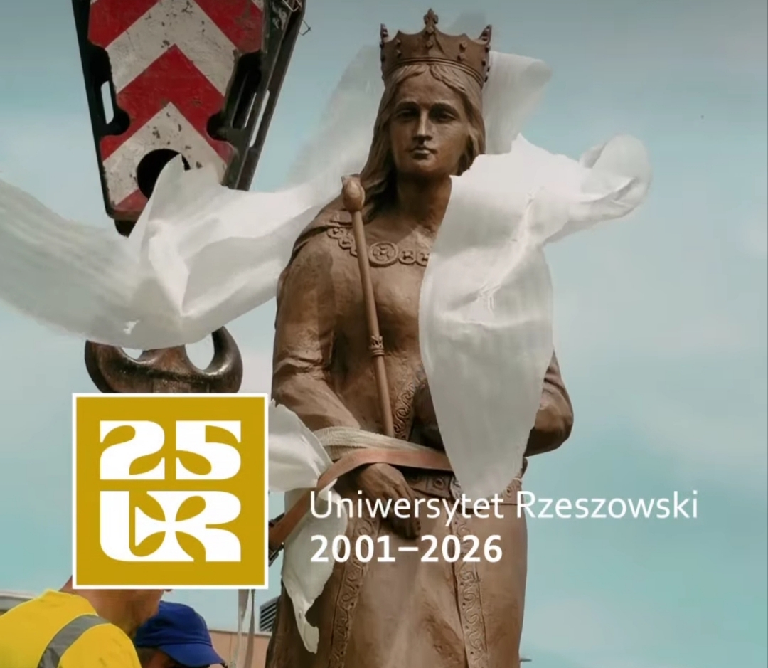 Fotografia przedstawia prace przy odsłanianiu pomnika Św. Królowej Jadwigi